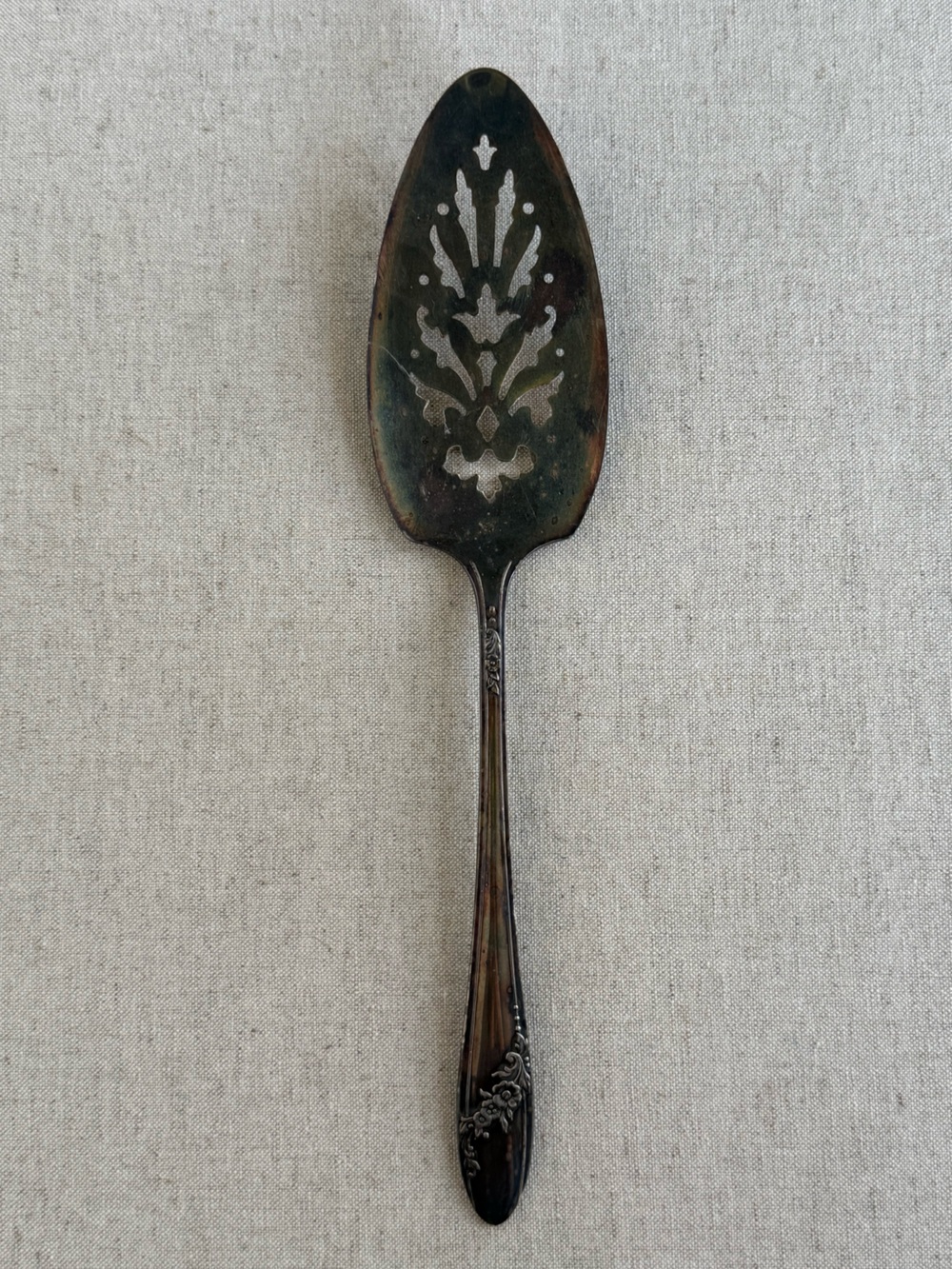 Vintage Oneida Tudor Plate Fortune Silverplate Pierced Pie Cake Server
